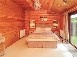 2 Schlafzimmer, individuell dekoriert, individuell eingerichtet
