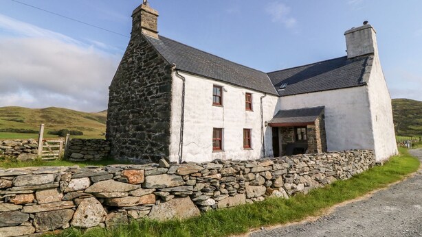 Exterior - Ereiniog 2 (Garndolbenmaen)