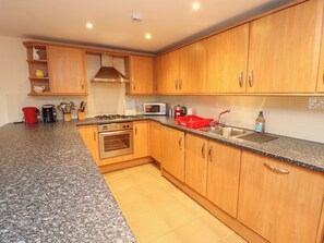 Kjøleskap, oppvaskmaskin, vannkoker og brødrister