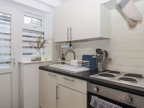 電冰箱、電熱水壺、烤麵包機、鍋具/餐盤/廚房用品