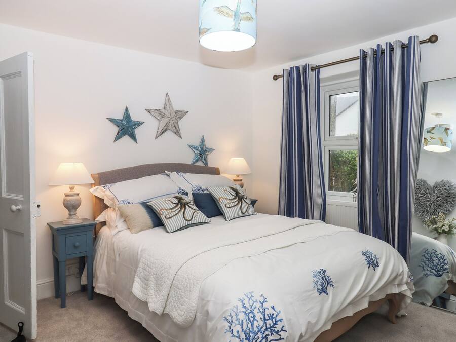 2 bedrooms, individually decorated, individually furnished, free WiFi