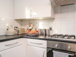 Kjøleskap, oppvaskmaskin, vannkoker og brødrister