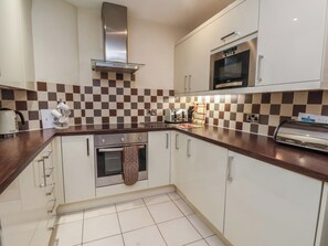 Een vaatwasser, kookgerei, borden en bestek