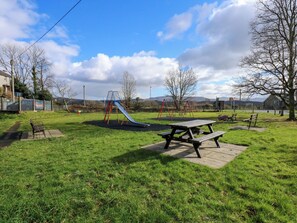 Outdoor dining - Osprey Cottage (Porthmadog)