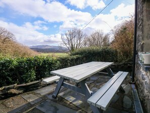 Outdoor dining - Osprey Cottage (Porthmadog)
