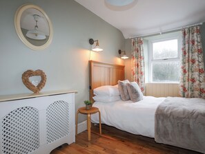 2 quartos, individualmente decorados, individualmente mobiliados