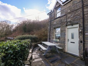 Outdoor dining - Osprey Cottage (Porthmadog)