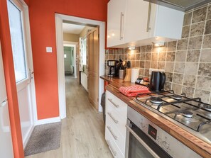 Fridge, dishwasher, electric kettle, toaster - Woolly End Cottage (Ambleside)