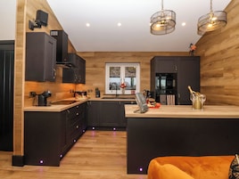 Frigorífico, lavavajillas, hervidor eléctrico y tostadora