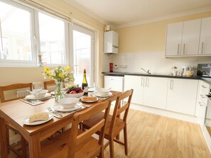 Frigorífico, lavavajillas, hervidor eléctrico y tostadora