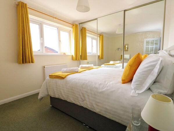 2 dormitorios, decoración individual, mobiliario individual