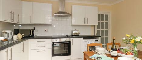 Køleskab, opvaskemaskine, elkedel, brødrister