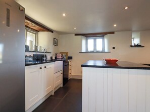 Fridge, electric kettle, toaster, cookware/dishes/utensils - Penpethy Farm (Tintagel)