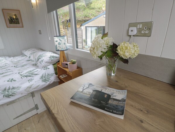 1 bedroom, individually decorated, individually furnished, free WiFi - Shepherd's Hut at Penrallt Goch (Blaenau Ffestiniog)