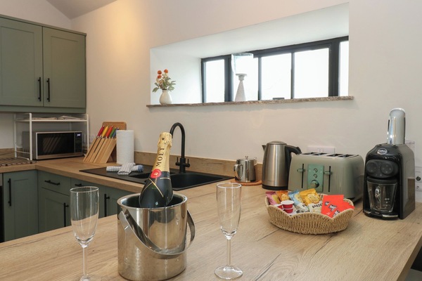 Cottage | Private kitchen | Fridge, dishwasher, electric kettle, toaster