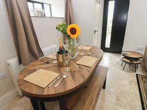 Cottage | Dining