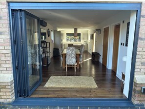 Outdoor dining - Woodside House (Oxford)