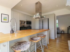 Réfrigérateur, lave-vaisselle, bouilloire électrique, grille-pain