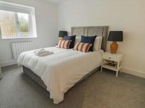 2 Schlafzimmer, individuell dekoriert, individuell eingerichtet
