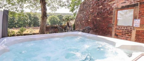 Bồn tắm spa ngoài trời
