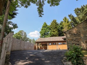 Property grounds - Cunliffe House (Shipley)