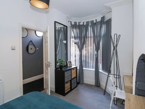 3 quartos, individualmente decorados, individualmente mobiliados