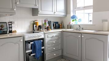 Dishwasher, electric kettle, toaster, cookware/dishes/utensils