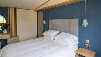 2 makuuhuonetta, yksilöllisesti sisustettu, yksilöllisesti kalustettu