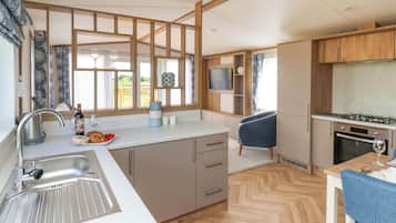 Refrigerador, lavavajillas, tetera eléctrica y tostadora