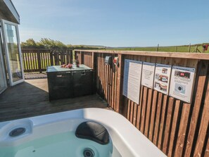 Cottage | Outdoor spa tub - Magnolia Lodge (Whitby)
