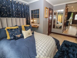 1 quarto, individualmente decorados, individualmente mobiliados