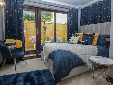 1 bedroom, individually decorated, individually furnished, free WiFi. Foxgloves