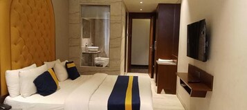 Superior Room | Bathroom | Shower, towels, soap, shampoo