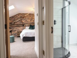 4 bedrooms, individually decorated, individually furnished, free WiFi