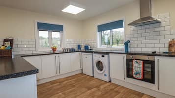 Kühlschrank, Geschirrspüler, Wasserkocher, Toaster