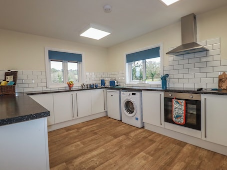 Refrigerador, lavavajillas, tetera/pava eléctrica, tostadora