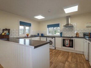 Kylskåp, diskmaskin, vattenkokare och brödrost