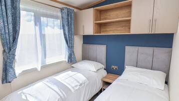 2 Schlafzimmer, individuell dekoriert, individuell eingerichtet