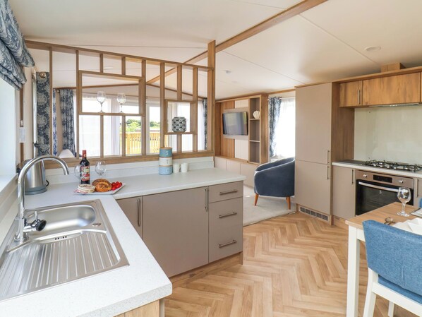 Kühlschrank, Geschirrspüler, Wasserkocher, Toaster