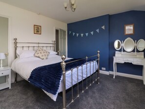 2 quartos, individualmente decorados, individualmente mobiliados