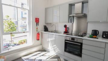 Frigorífico, lavavajillas, hervidor eléctrico y tostadora