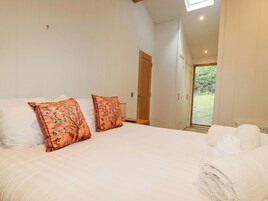 2 bedrooms, individually decorated, individually furnished, free WiFi