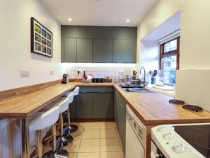 Fridge, electric kettle, toaster, cookware/dishes/utensils - Gwynfa (Betws-Y-Coed)