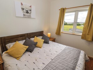 2 bedrooms, individually decorated, individually furnished, free WiFi