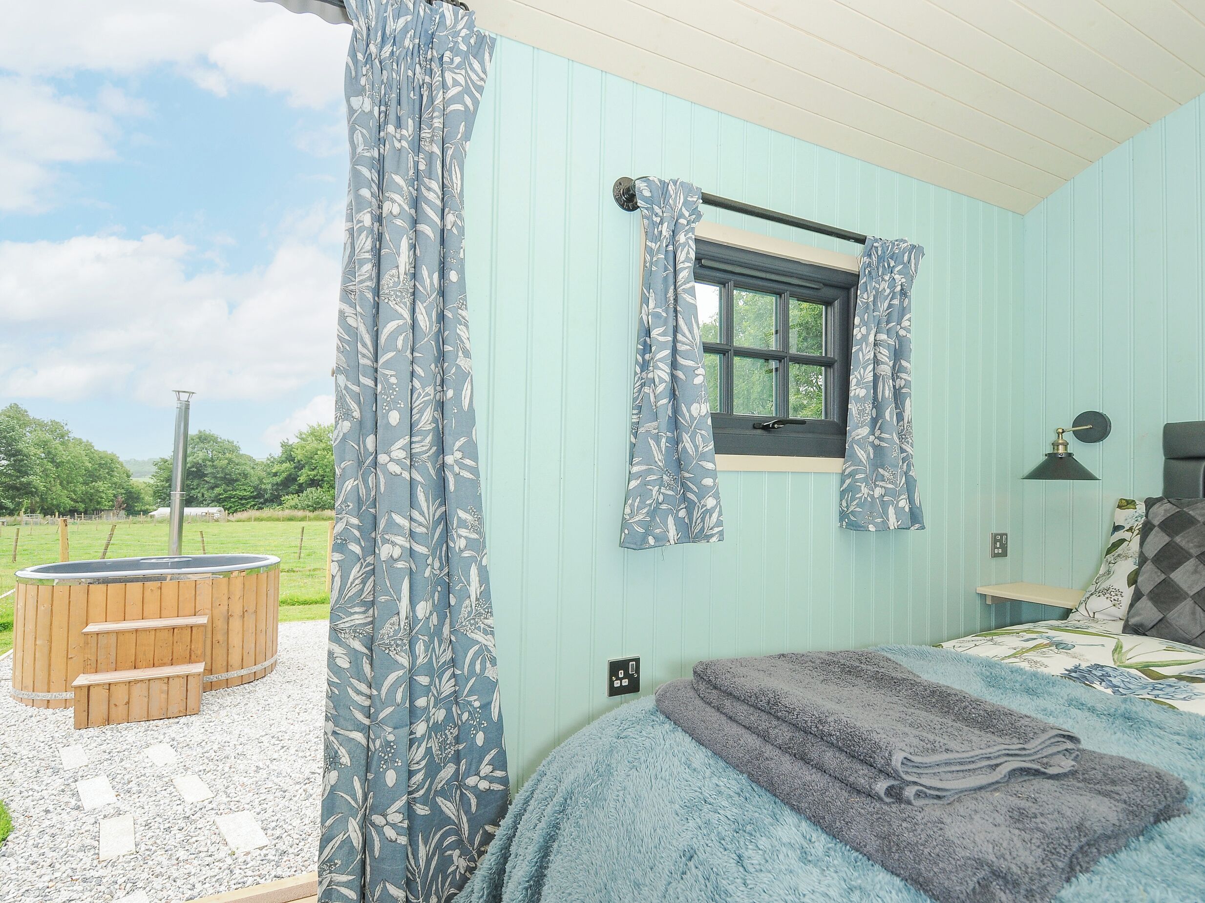 1 bedroom, individually decorated, individually furnished