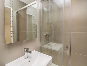 Shower, hair dryer - Edgemere Hideaway (Grange-over-Sands)