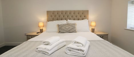 2 quartos, individualmente decorados, individualmente mobiliados