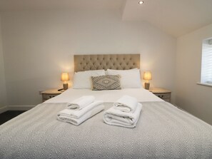 2 Schlafzimmer, individuell dekoriert, individuell eingerichtet