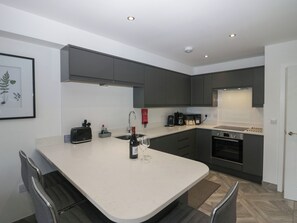 Kühlschrank, Geschirrspüler, Wasserkocher, Toaster