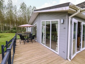 Outdoor dining - Owls Retreat, Lodge 11 (Leiston)